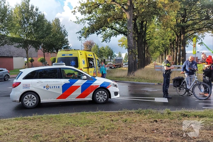 Overstekende fietser aangereden door vrachtwagen