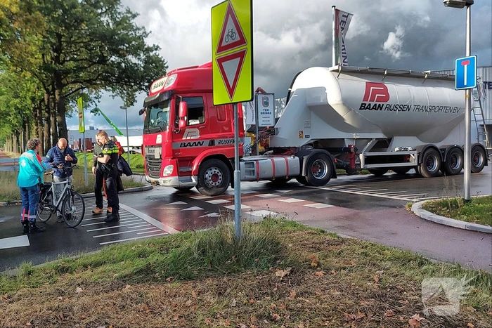 Overstekende fietser aangereden door vrachtwagen