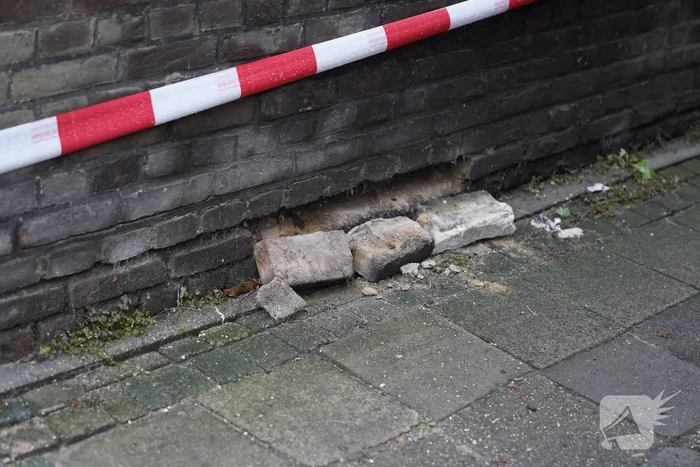 Scheuren in buitenmuren na verzakking