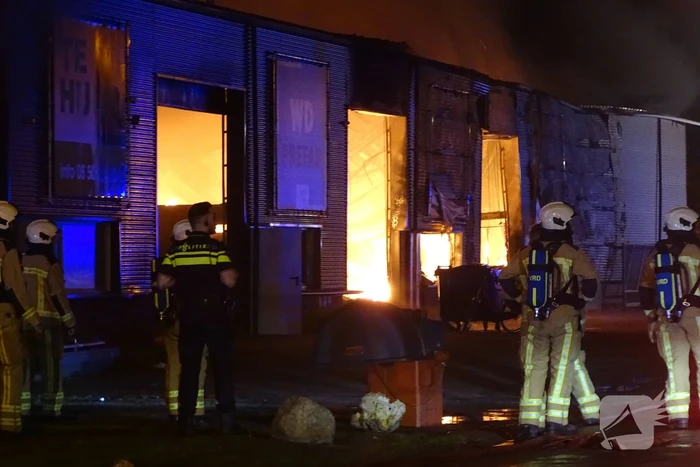 Brandweer druk bezig met bestrijden van grote brand