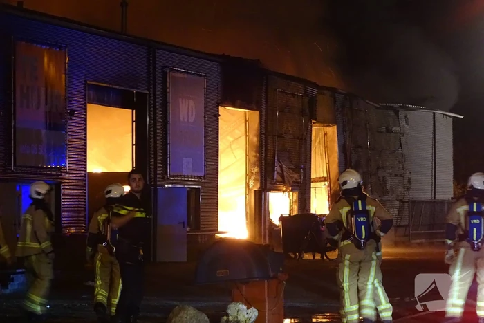 Brandweer druk bezig met bestrijden van grote brand