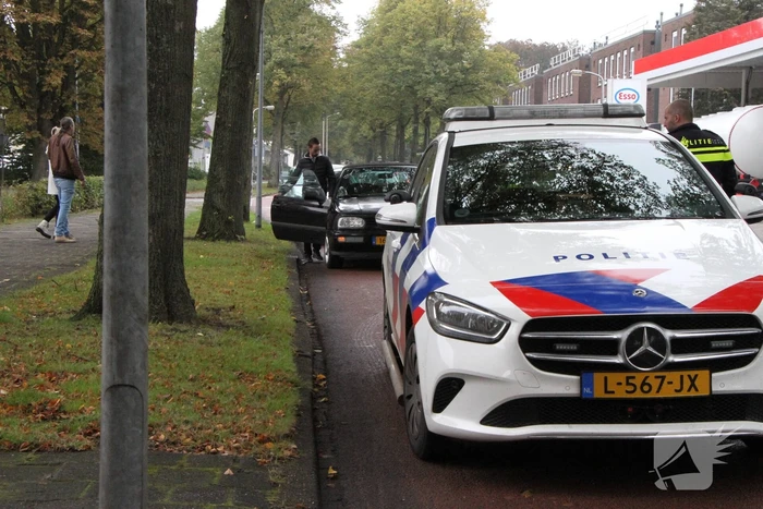 Drie auto's botsen op elkaar