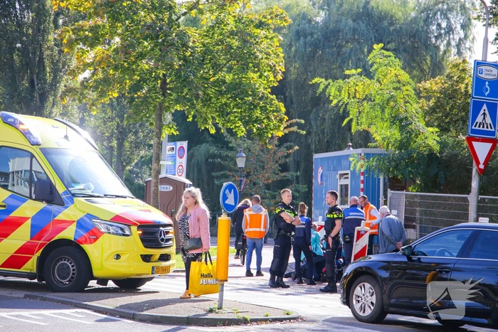 Vrouw gaat onderuit met fiets
