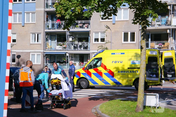 Vrouw gaat onderuit met fiets
