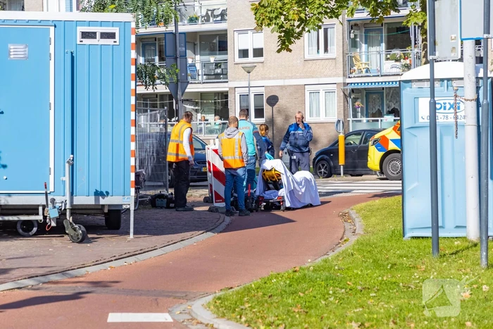Vrouw gaat onderuit met fiets