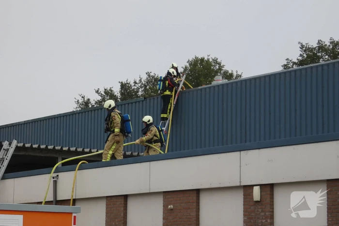 Brand op dak van bedrijfspand