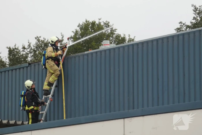 Brand op dak van bedrijfspand