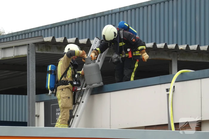 Brand op dak van bedrijfspand