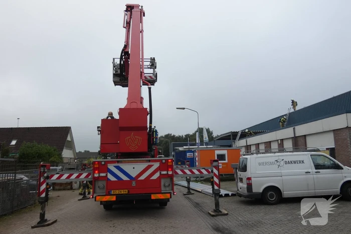 Brand op dak van bedrijfspand