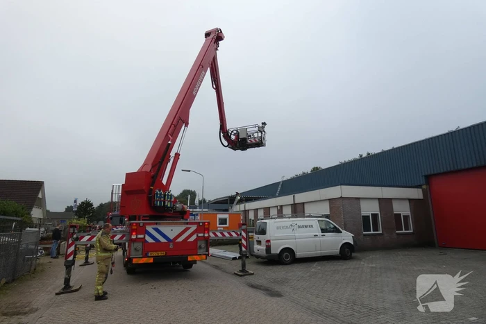 Brand op dak van bedrijfspand