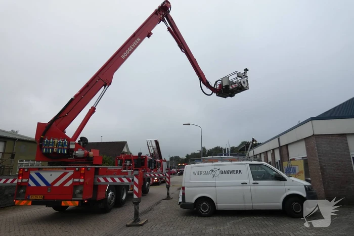 Brand op dak van bedrijfspand