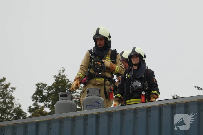 Brand op dak van bedrijfspand