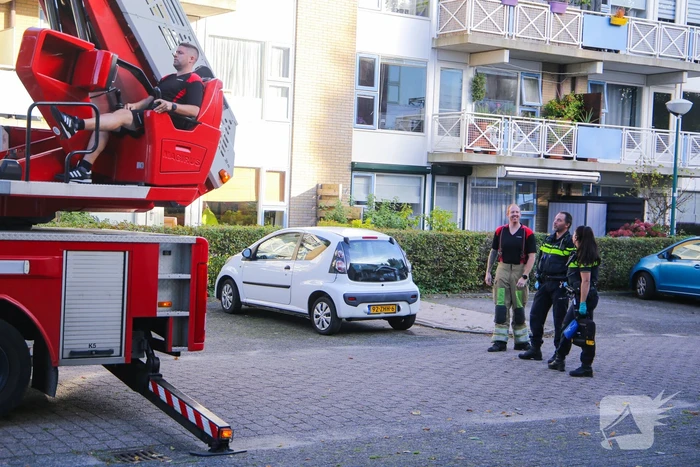 Politie controleert woning met behulp van hoogwerker