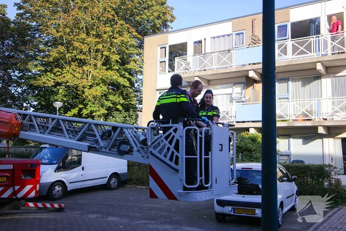 Politie controleert woning met behulp van hoogwerker