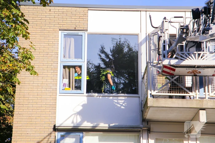 Politie controleert woning met behulp van hoogwerker