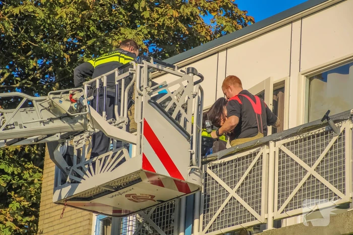 Politie controleert woning met behulp van hoogwerker