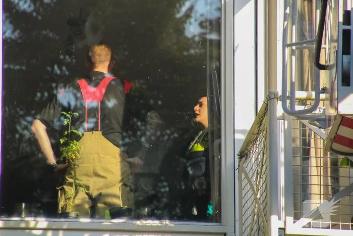 Politie controleert woning met behulp van hoogwerker