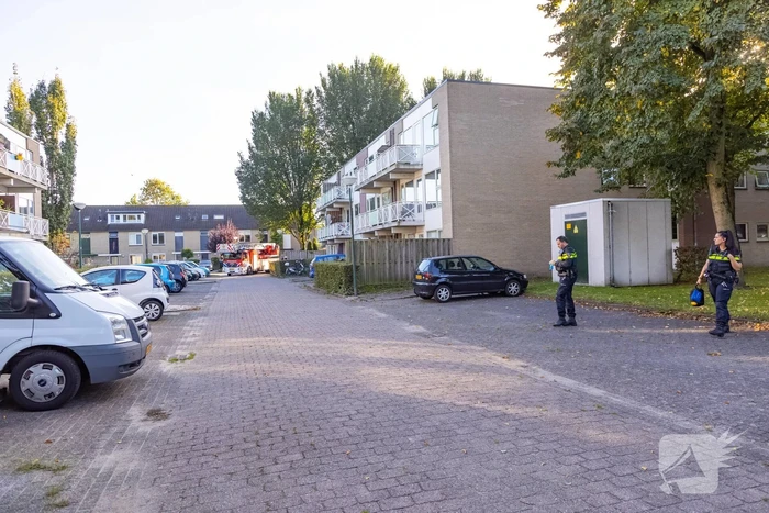 Politie controleert woning met behulp van hoogwerker