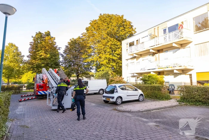 Politie controleert woning met behulp van hoogwerker