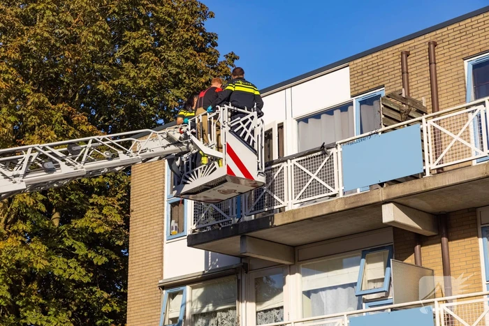 Politie controleert woning met behulp van hoogwerker