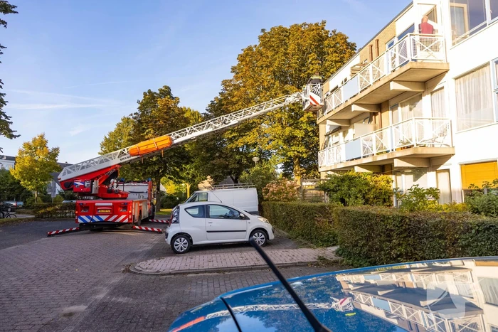 Politie controleert woning met behulp van hoogwerker