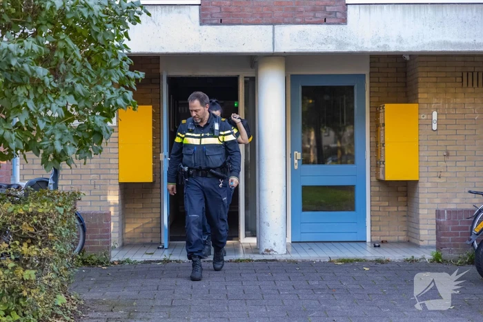 Politie controleert woning met behulp van hoogwerker