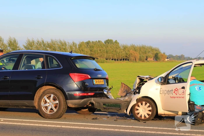 Kop-staartbotsing met lesauto