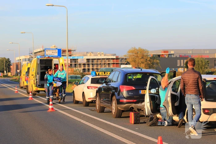 Kop-staartbotsing met lesauto