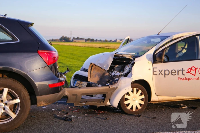 Kop-staartbotsing met lesauto