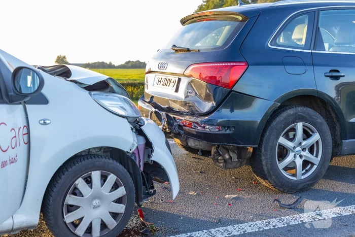 Kop-staartbotsing met lesauto