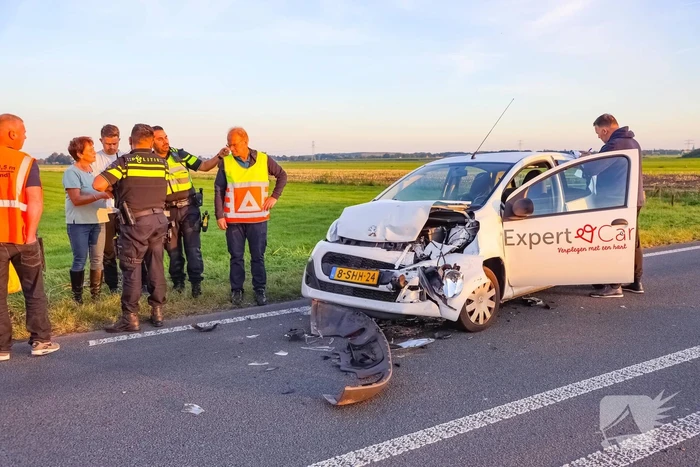 Kop-staartbotsing met lesauto