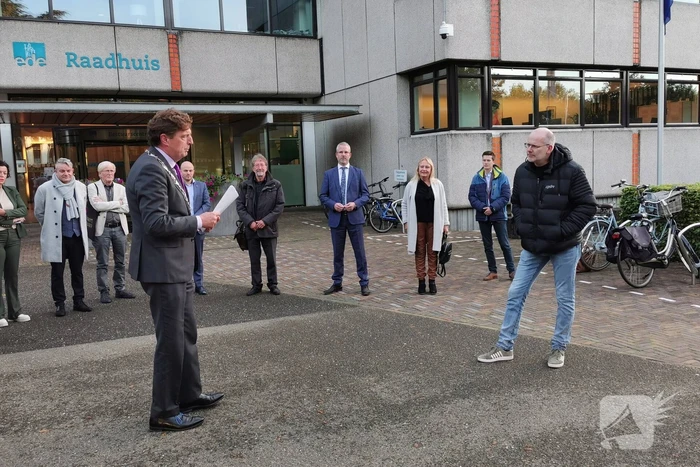 Inwoners bieden petitie aan burgemeester voor openhouden brandweerkazerne