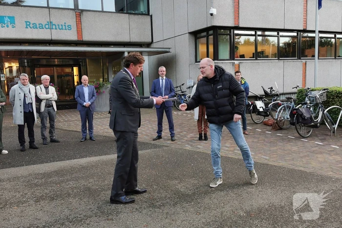 Inwoners bieden petitie aan burgemeester voor openhouden brandweerkazerne