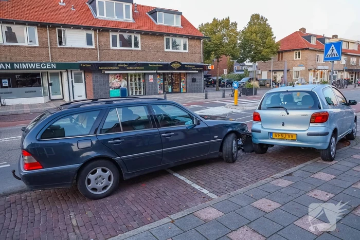 Mercedes botst op geparkeerde auto
