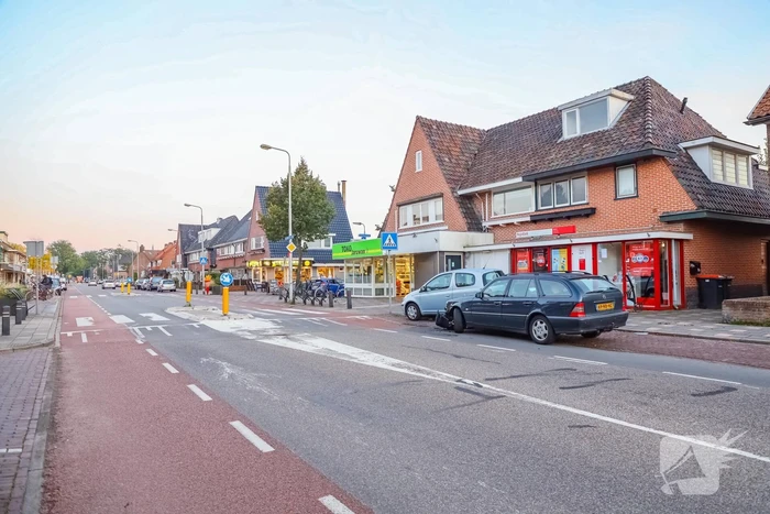 Mercedes botst op geparkeerde auto
