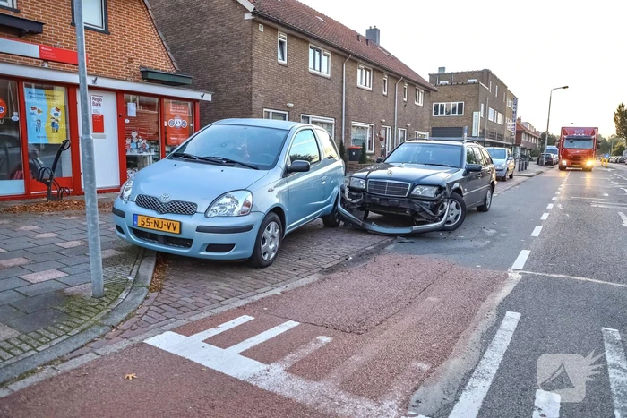 Mercedes botst op geparkeerde auto