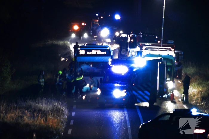 Dode en flinke schade bij aanrijding meerdere voertuigen