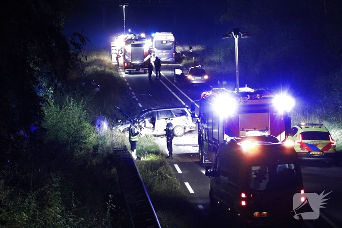 Dode en flinke schade bij aanrijding meerdere voertuigen