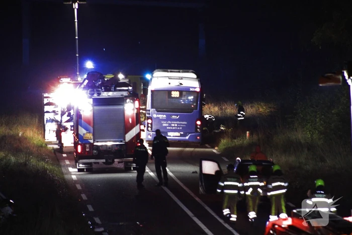 Dode en flinke schade bij aanrijding meerdere voertuigen