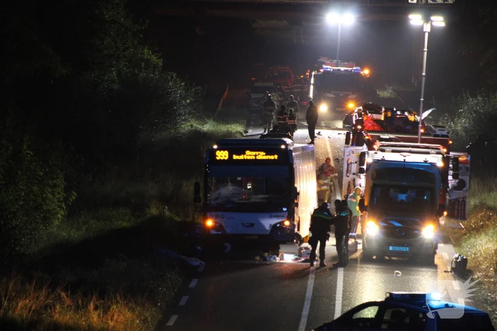 Dode en flinke schade bij aanrijding meerdere voertuigen