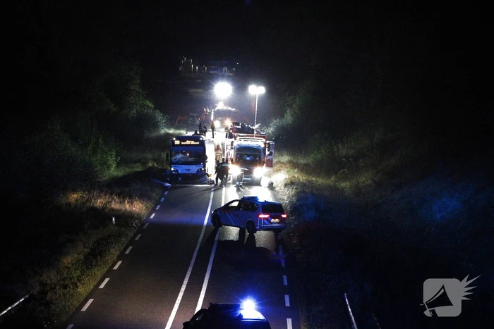 Dode en flinke schade bij aanrijding meerdere voertuigen