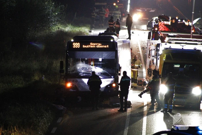 Dode en flinke schade bij aanrijding meerdere voertuigen
