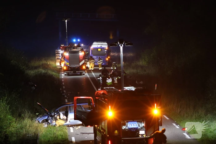 Dode en flinke schade bij aanrijding meerdere voertuigen
