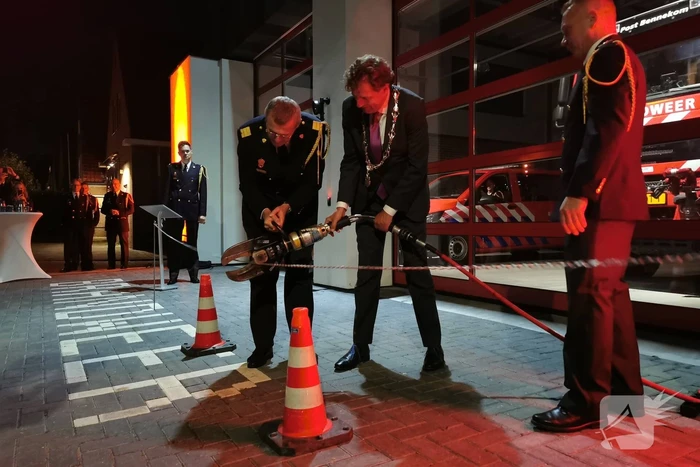 Burgemeester opent nieuwe brandweerpost