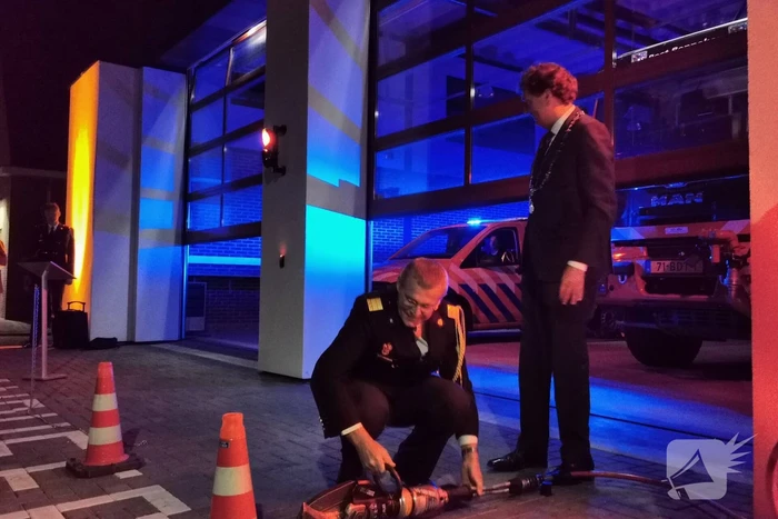 Burgemeester opent nieuwe brandweerpost