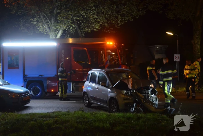 Persoon gewond bij botsing tegen boom
