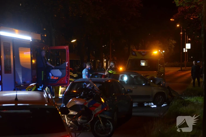 Persoon gewond bij botsing tegen boom