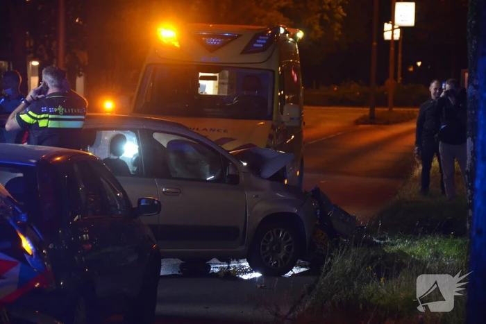 Persoon gewond bij botsing tegen boom