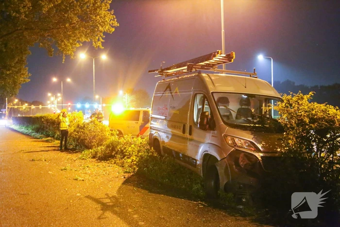 Bestelbus rijdt in struiken