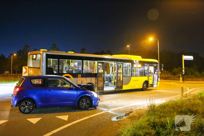 Veel schade bij ongeval tussen auto en lijnbus
